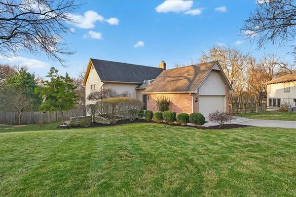 $585,000 | 7407 West 101st Terrace, Overland Park, KS 66212