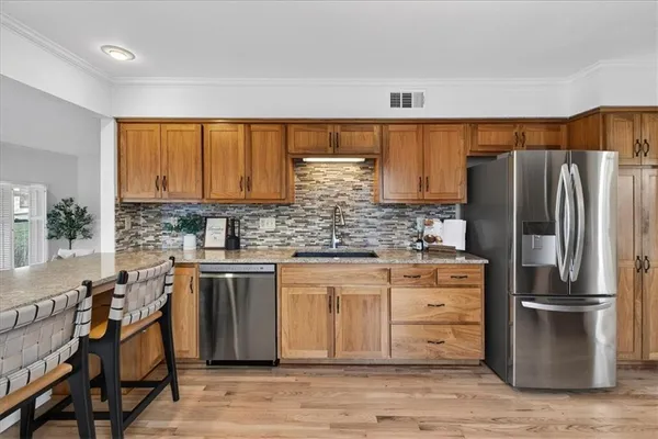 $585,000 | 7407 West 101st Terrace, Overland Park, KS 66212