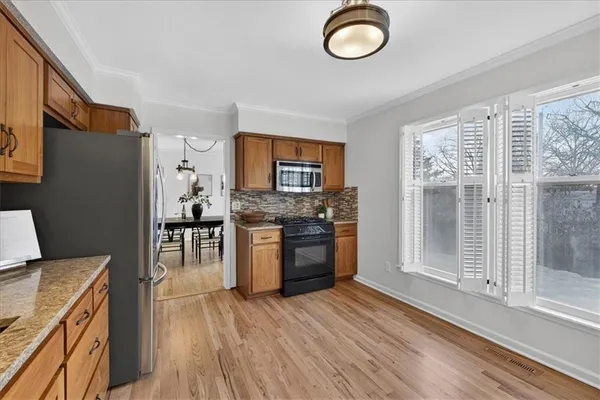 $585,000 | 7407 West 101st Terrace, Overland Park, KS 66212