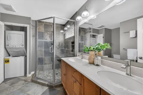 $585,000 | 7407 West 101st Terrace, Overland Park, KS 66212