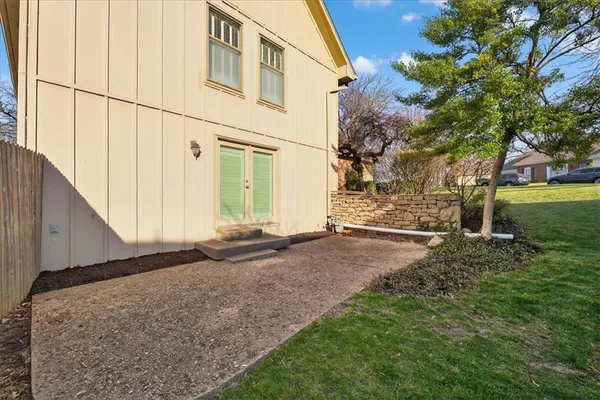 $585,000 | 7407 West 101st Terrace, Overland Park, KS 66212