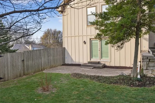 $585,000 | 7407 West 101st Terrace, Overland Park, KS 66212