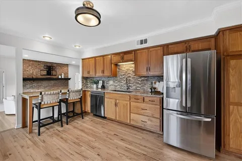 $585,000 | 7407 West 101st Terrace, Overland Park, KS 66212