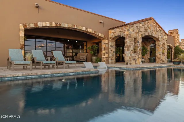 a view of lobby with elevator