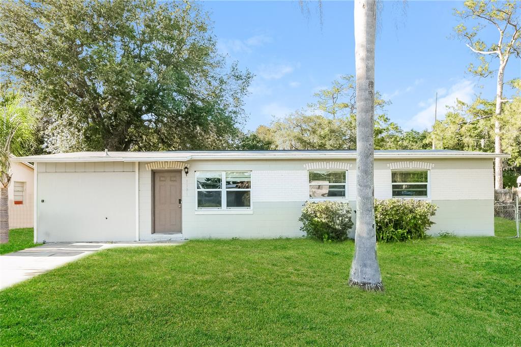 a view of a house with backyard and garden