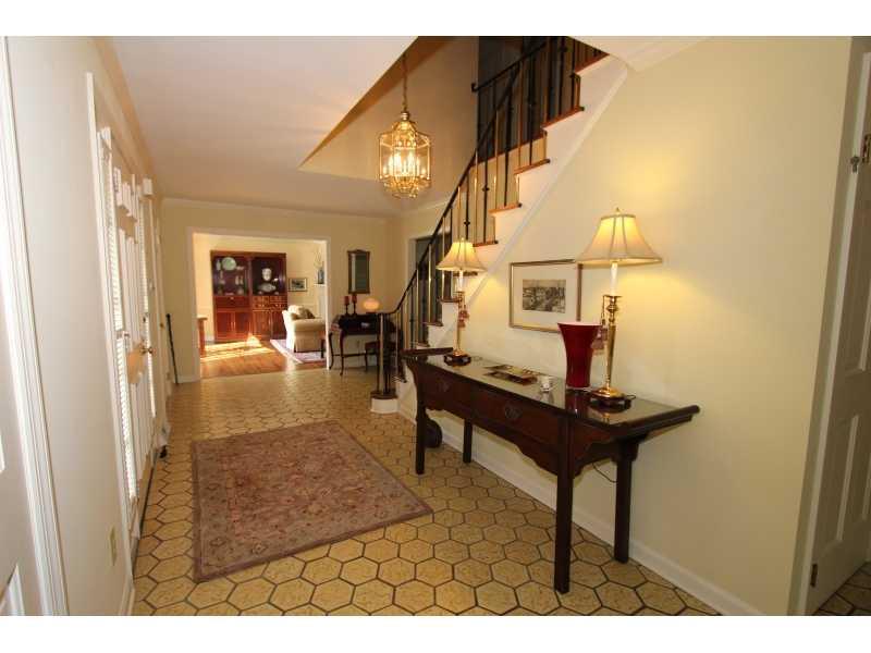 787 Flint Ridge Road Mt. Lebanon, PA 15243 - Photo 2 of 25 Entry/Foyer.