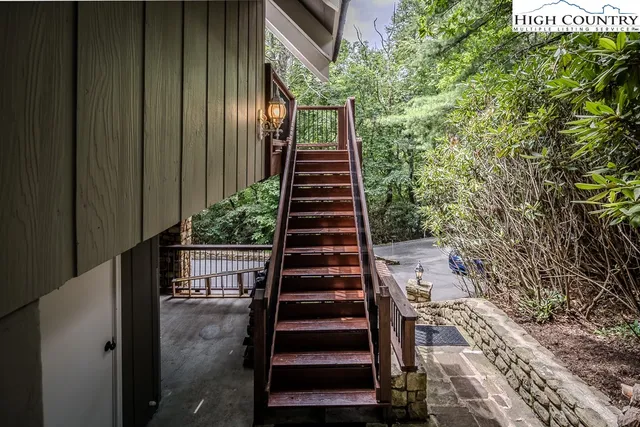 a view of entryway with a front door