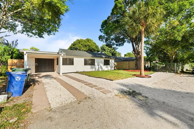 a view of a backyard