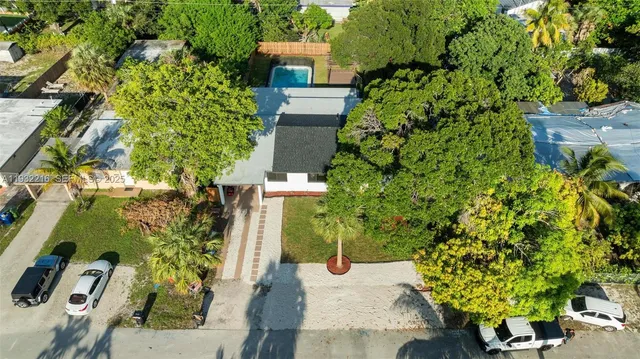 a view of a yard with plants