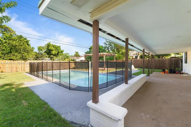 a view of a backyard