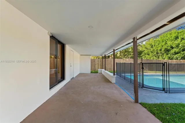 a view of a house with backyard