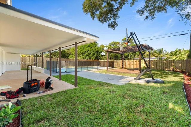 a view of a backyard