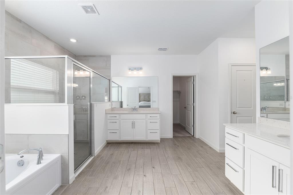 19692 Southwest 77th Loop Dunnellon, FL 34432 - Photo 12 of 20 a large bathroom with a large tub shower and sink