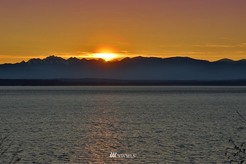 7120 Maxwelton Road Clinton, WA 98236 - Photo 2 of 25 a view of an ocean with a mountain