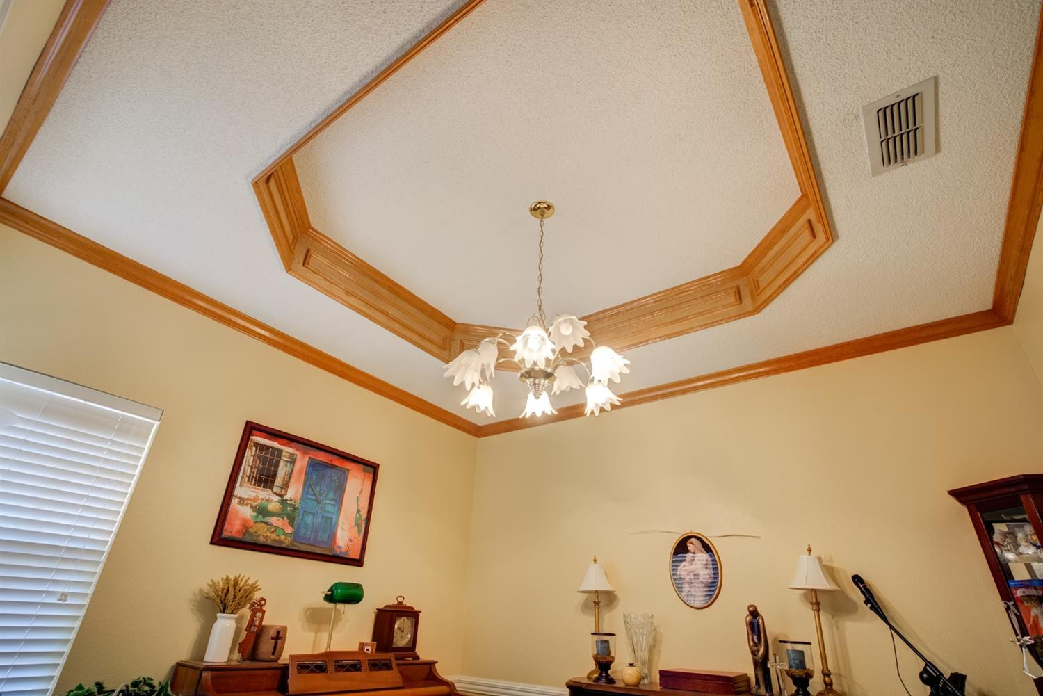 6022 78th Street Lubbock, TX 79424 - Photo 6 of 43 a very nice looking room with a large window