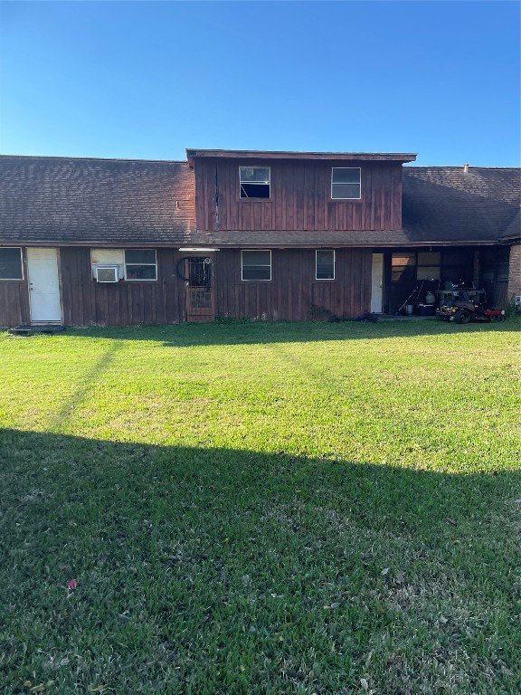 1202 Westgate Drive Wharton, TX 77488 - Photo 2 of 6 a view of a house with a backyard and a tub