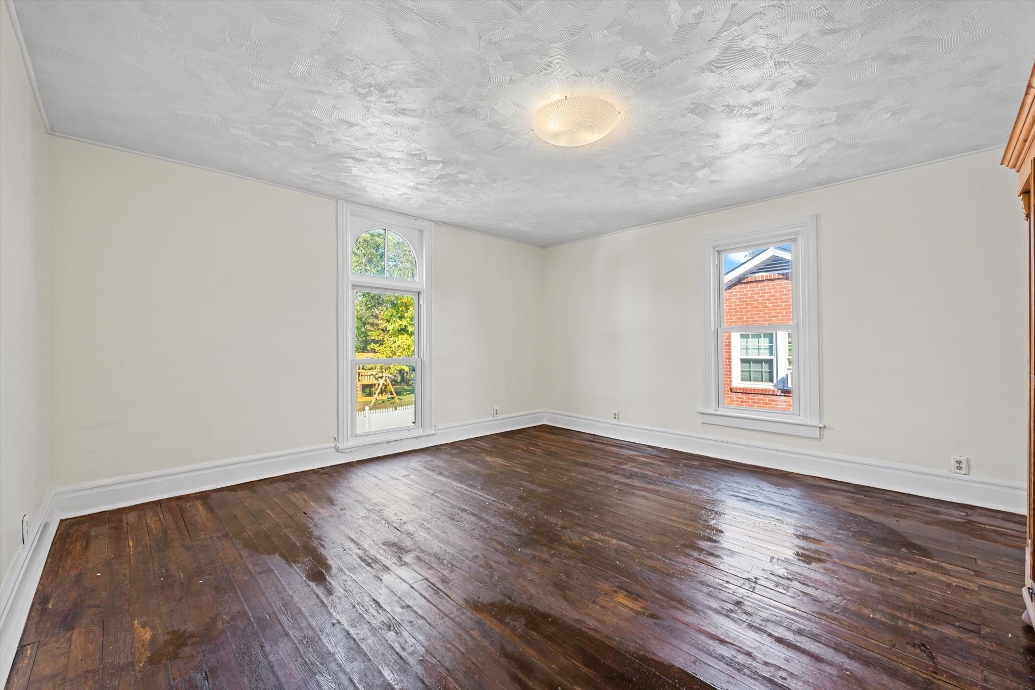 409 North Oak Street Springfield, TN 37172 - Photo 21 of 32 an empty room with wooden floor and windows