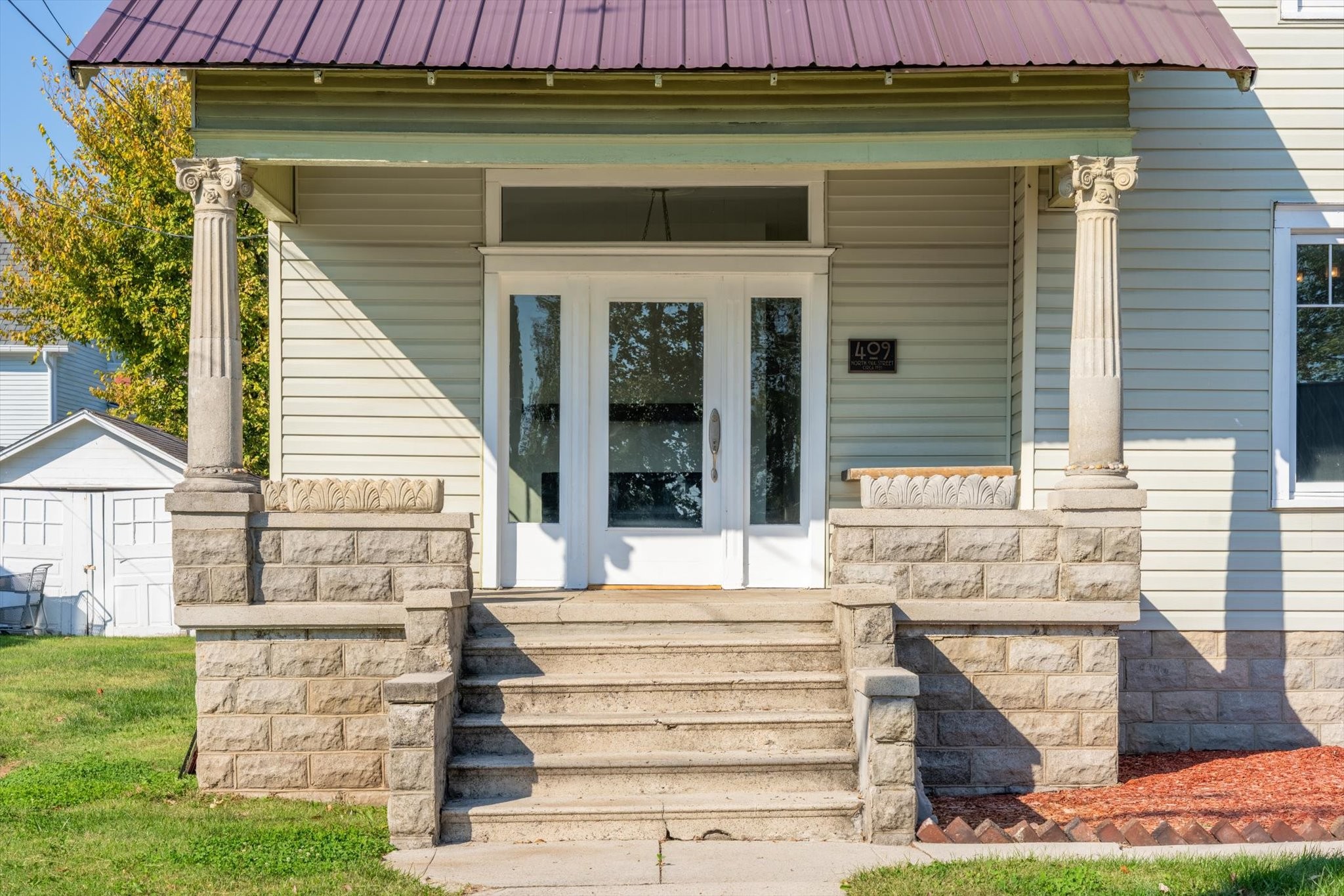 409 North Oak Street Springfield, TN 37172 - Photo 5 of 32 a front view of a house with a garden