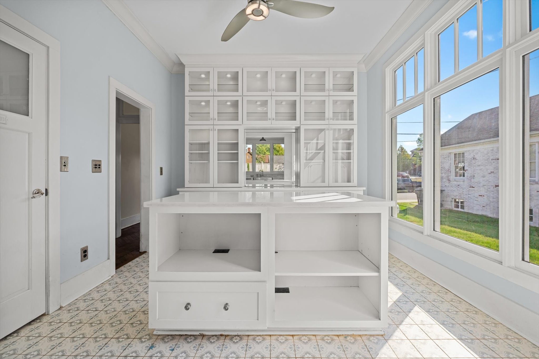 409 North Oak Street Springfield, TN 37172 - Photo 9 of 32 a bathroom with a bathtub and a shower