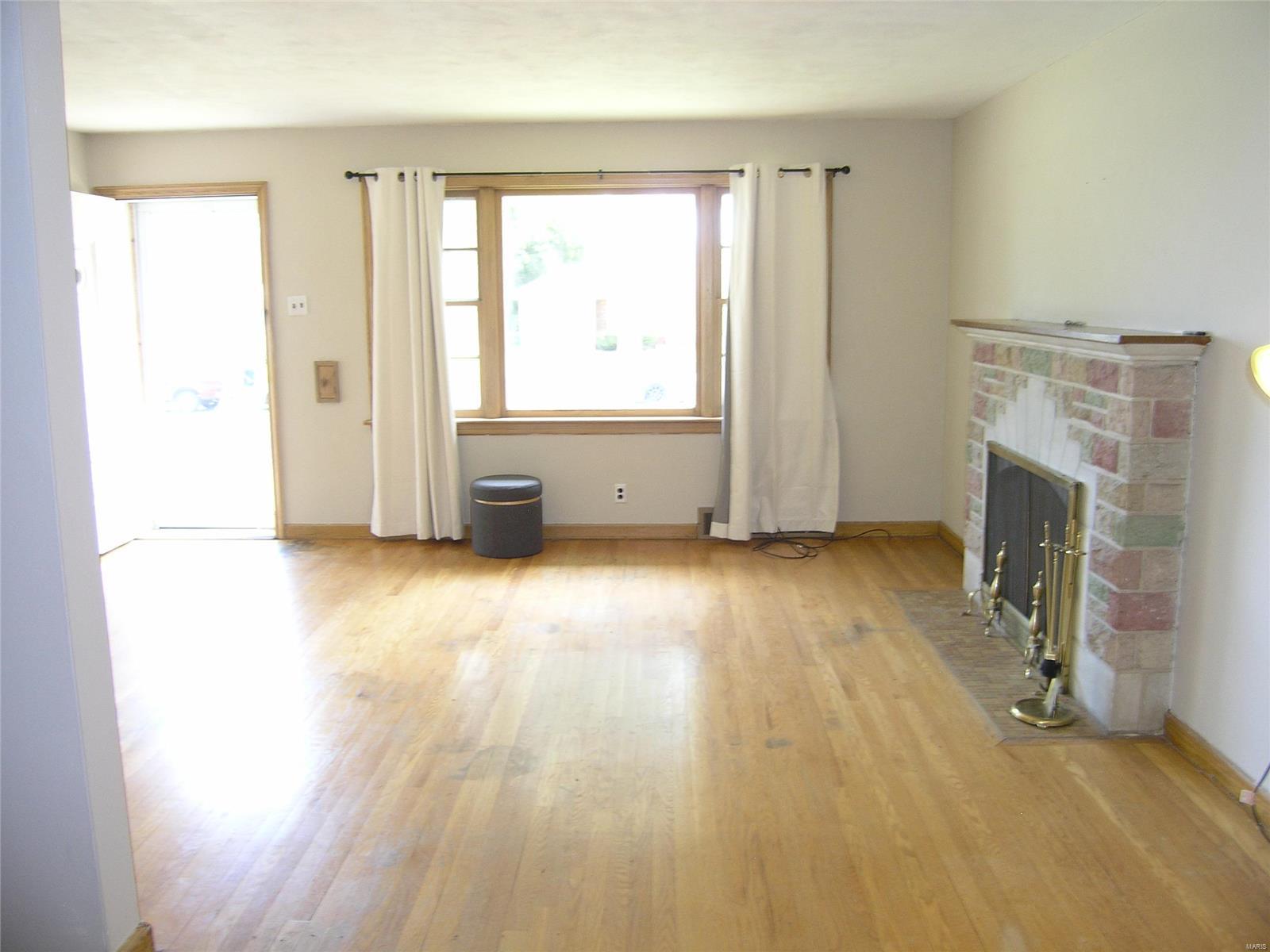 949 Chain Of Rocks Drive St. Louis, MO 63137 - Photo 8 of 32 Gallery Image 8