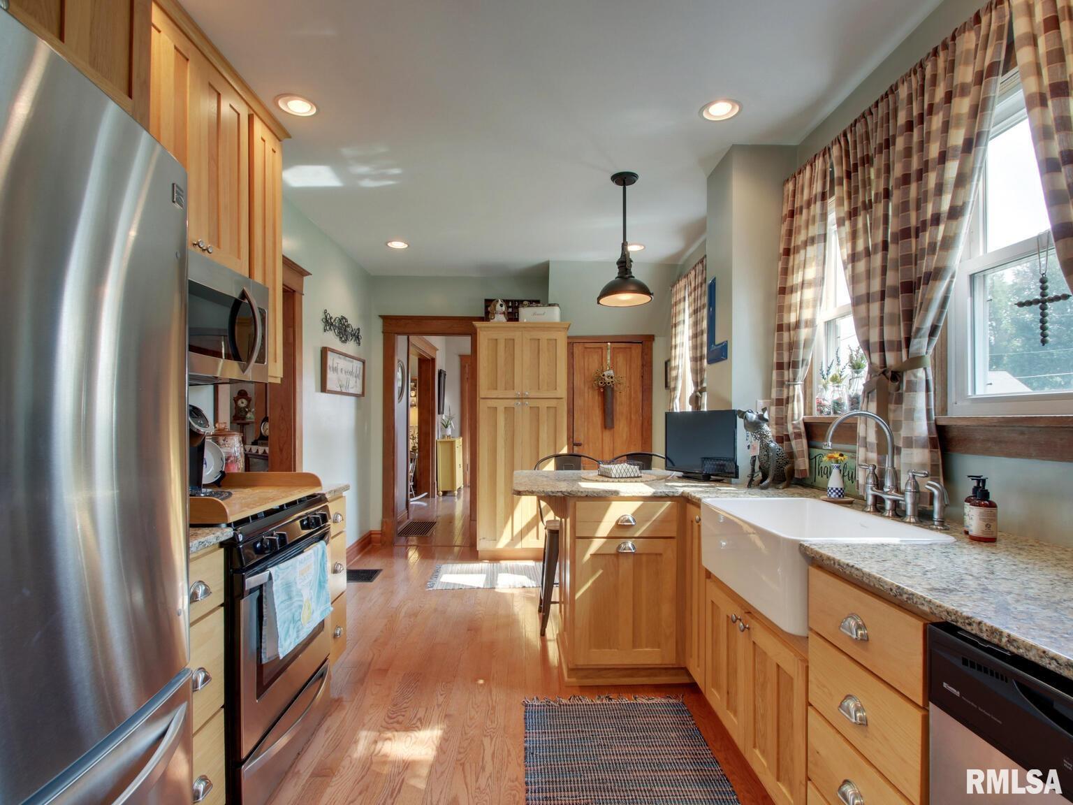2048 Locust Street Quincy, IL 62301 - Photo 7 of 30