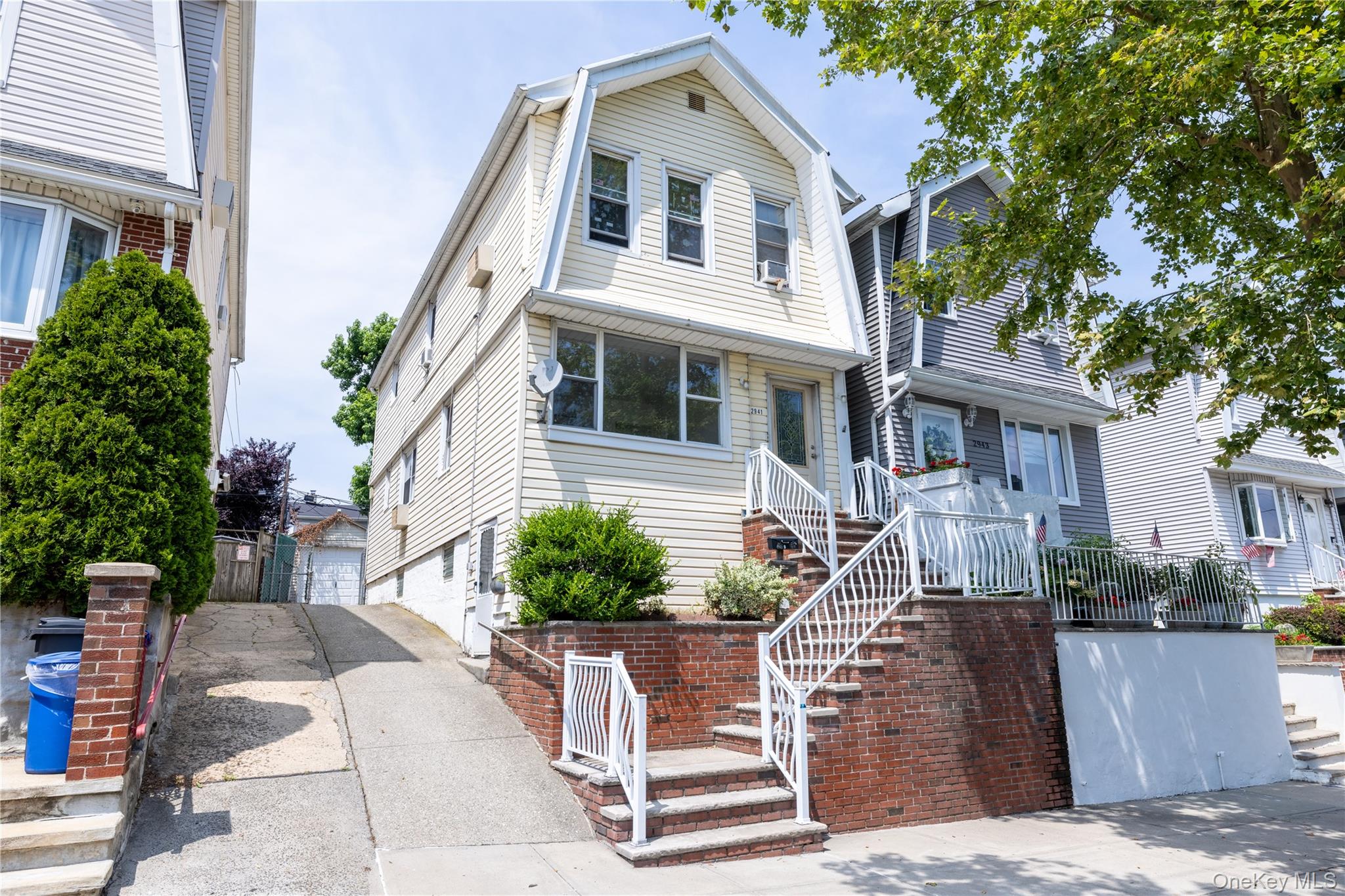 2941 Middletown Road Bronx, NY 10461 - Photo 2 of 31 a front view of a house with a yard