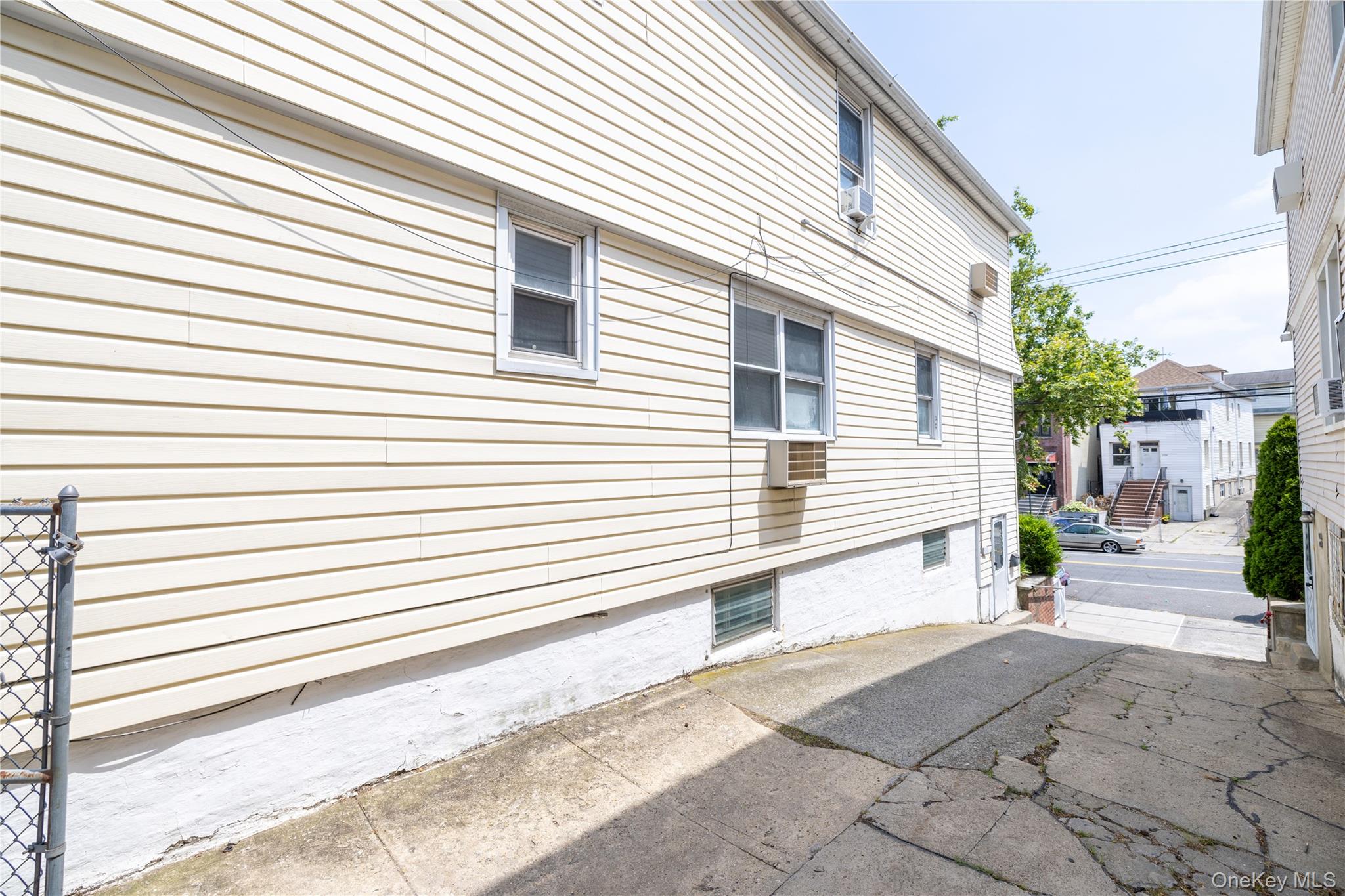 2941 Middletown Road Bronx, NY 10461 - Photo 28 of 31 a view of a house with a small backyard