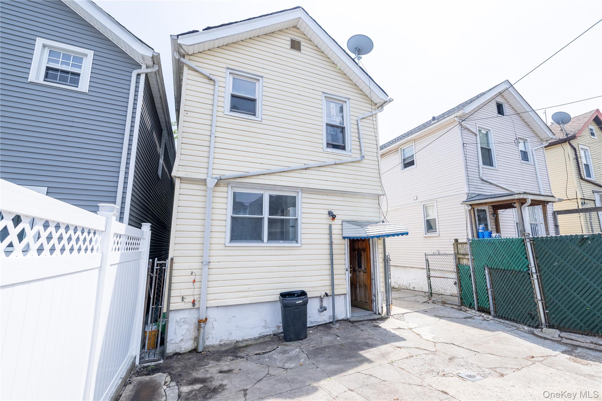2941 Middletown Road Bronx, NY 10461 - Photo 29 of 31 a view of a house with backyard