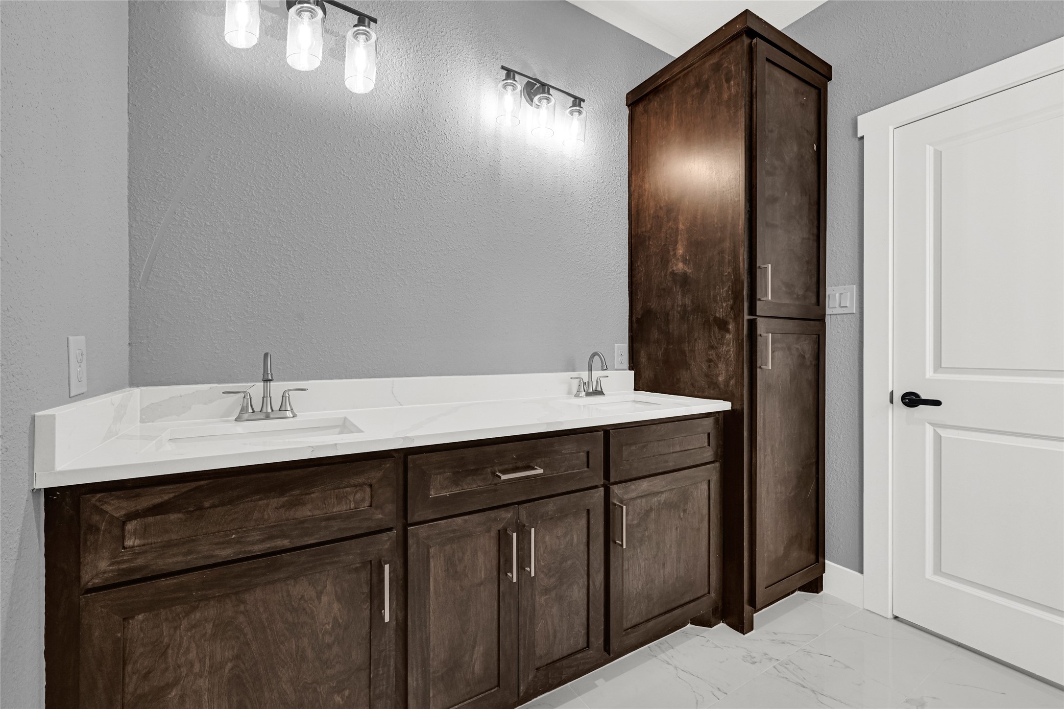 6605 Apollo Street Houston, TX 77091 - Photo 19 of 32 Master bedroom bathroom