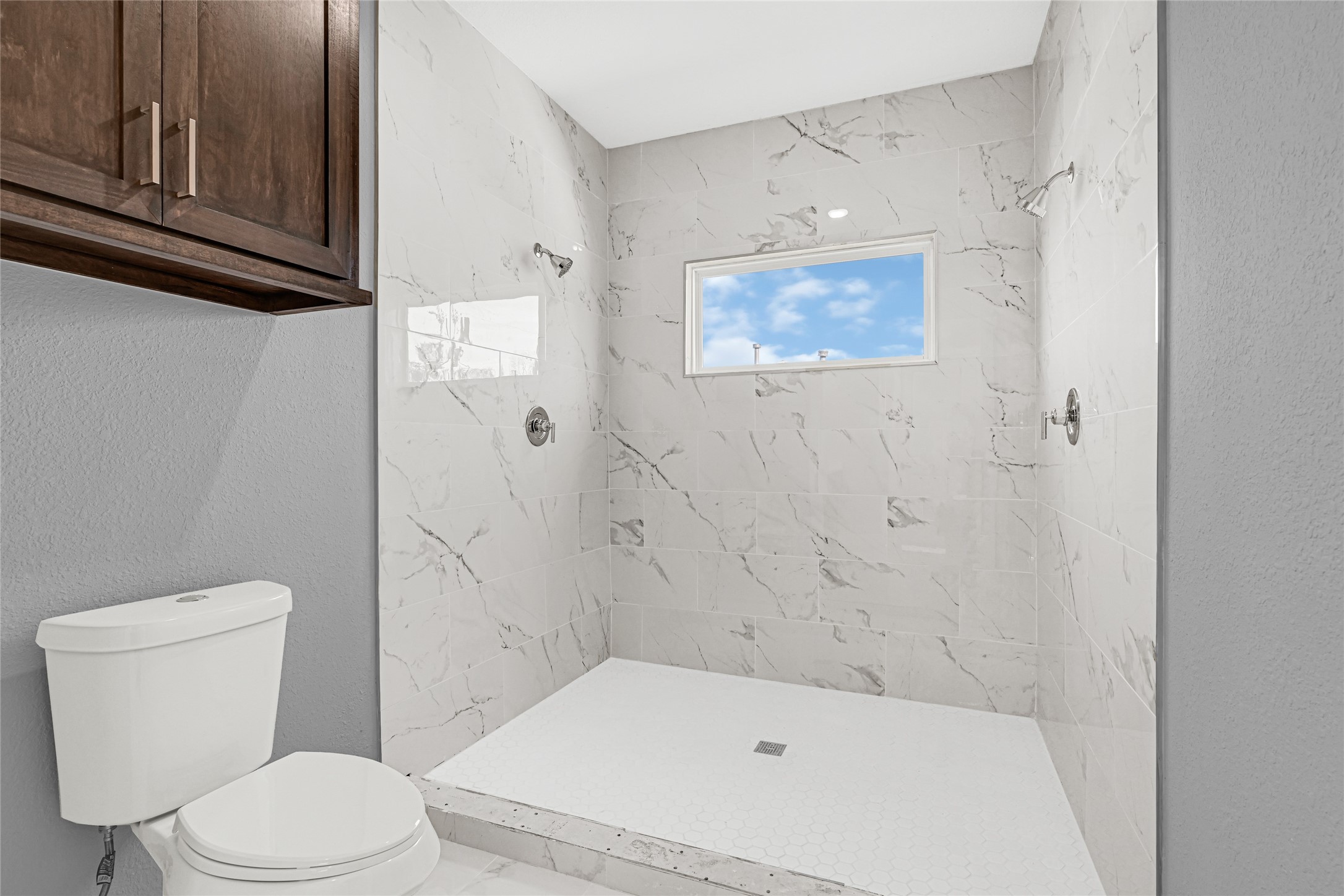 6605 Apollo Street Houston, TX 77091 - Photo 26 of 32 Master bath with double shower faucet