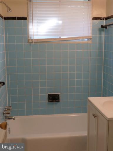 1200 South Arlington Ridge Road, Unit 315 Arlington, VA 22202 - Photo 3 of 12 a bathroom with a bathtub and a shower