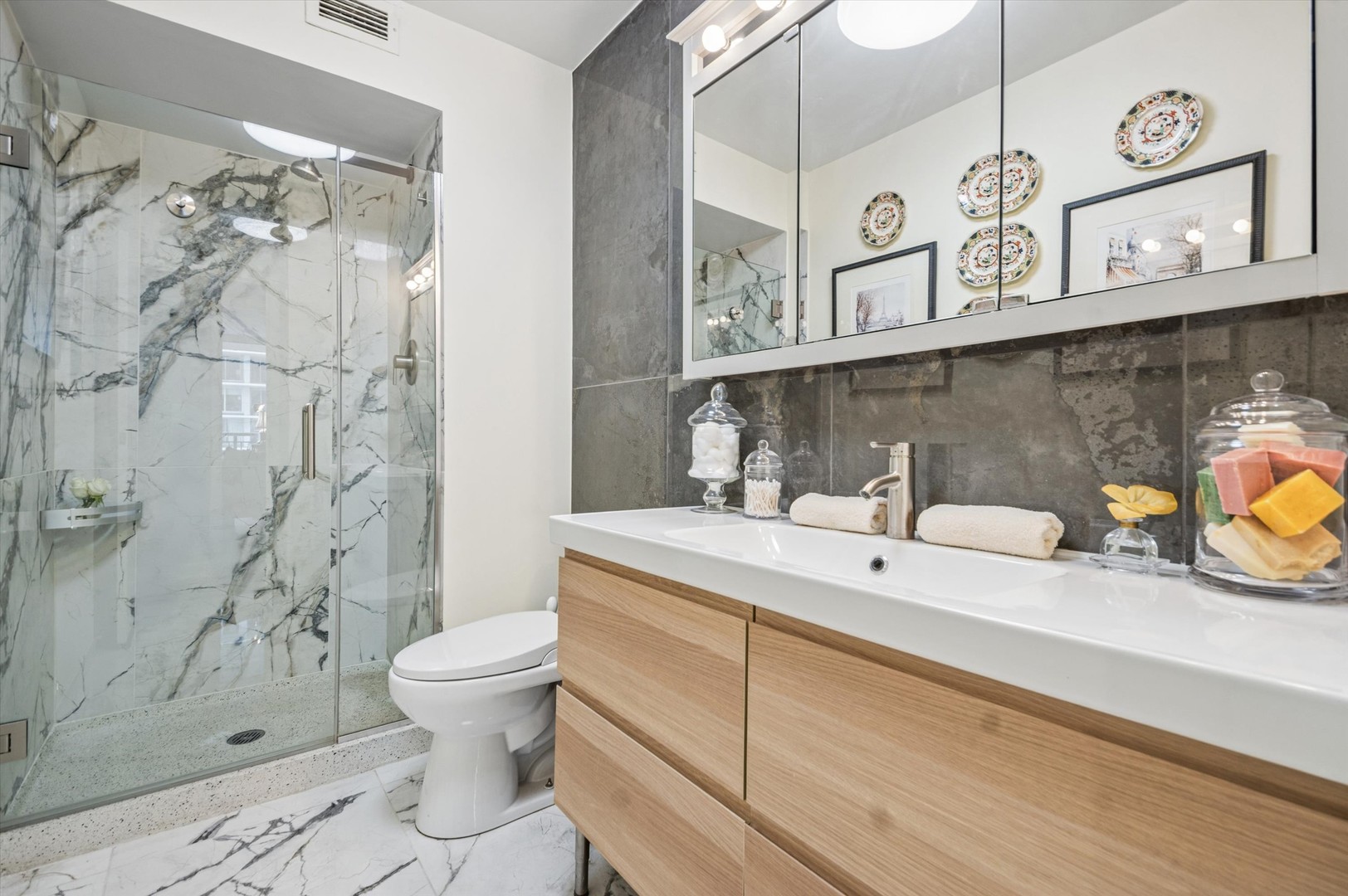 6007 North Sheridan Road, Unit 15B Chicago, IL 60660 - Photo 17 of 18 a bathroom with a sink a toilet and shower