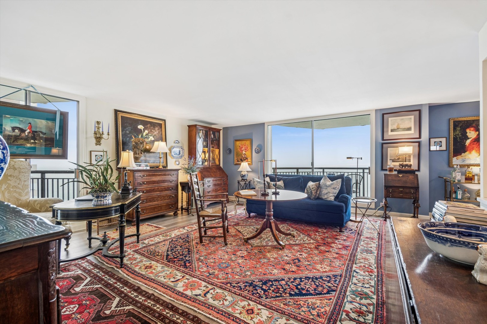 6007 North Sheridan Road, Unit 15B Chicago, IL 60660 - Photo 6 of 18 a living room with furniture and a rug