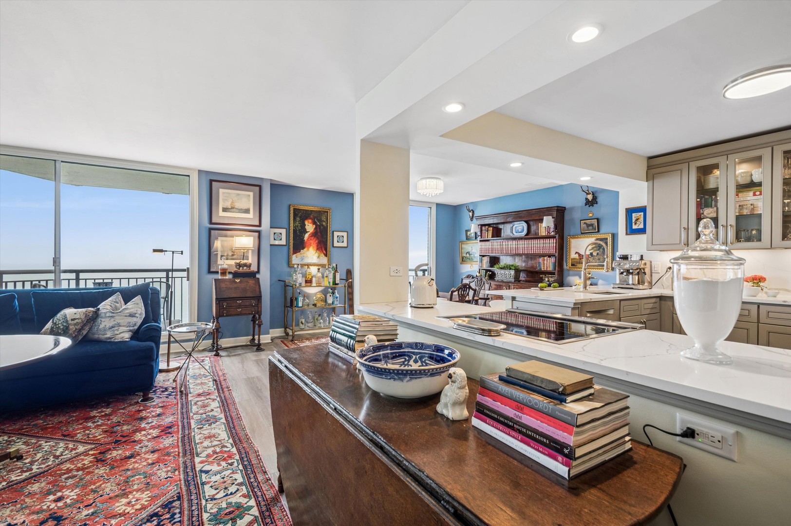 6007 North Sheridan Road, Unit 15B Chicago, IL 60660 - Photo 7 of 18 a living room with furniture and a rug