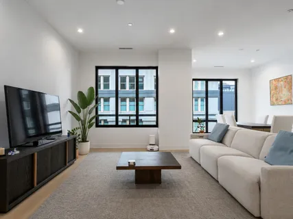 $1,100,000 | 305 South Racine Avenue, Unit 6B, Chicago, IL 60607