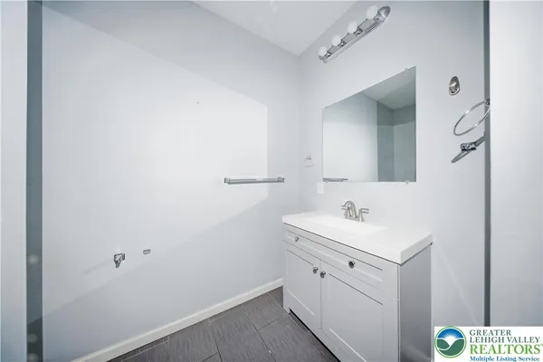 $2,300 | 623 Walnut Street, Unit C2, Easton, PA 18042