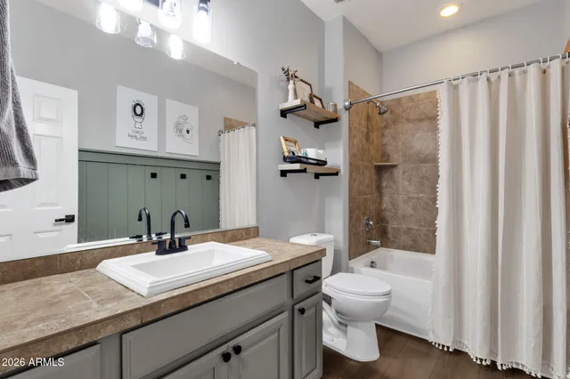 a view of a livingroom with furniture and a ceiling fan