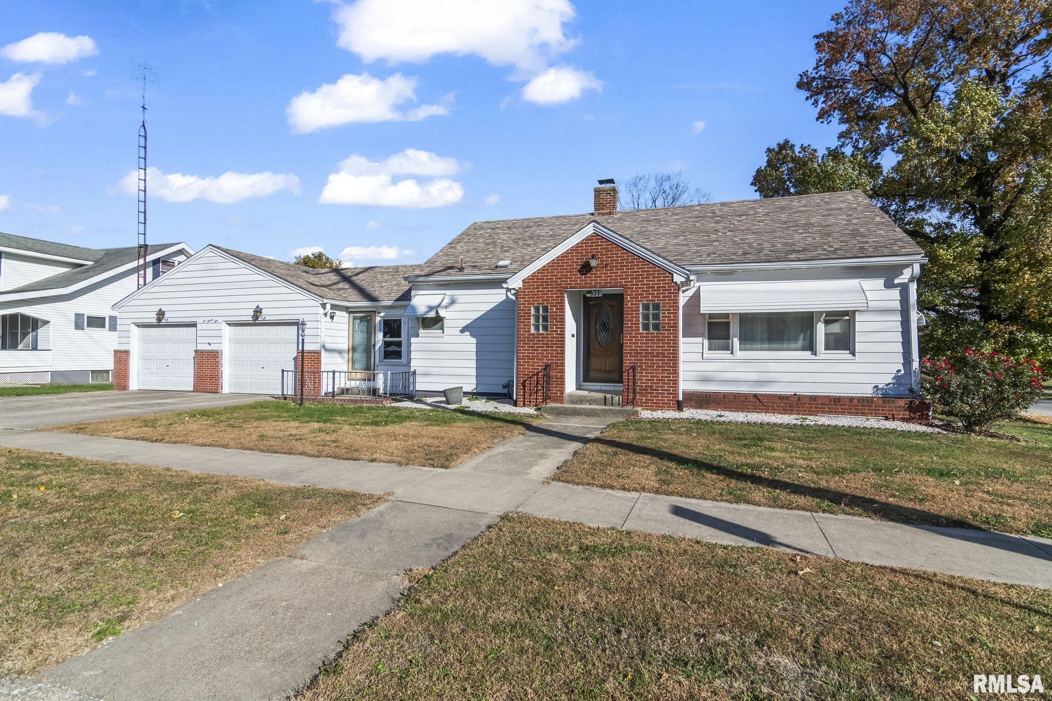 631 Chase Street Hillsboro, IL 62049 - Photo 2 of 32