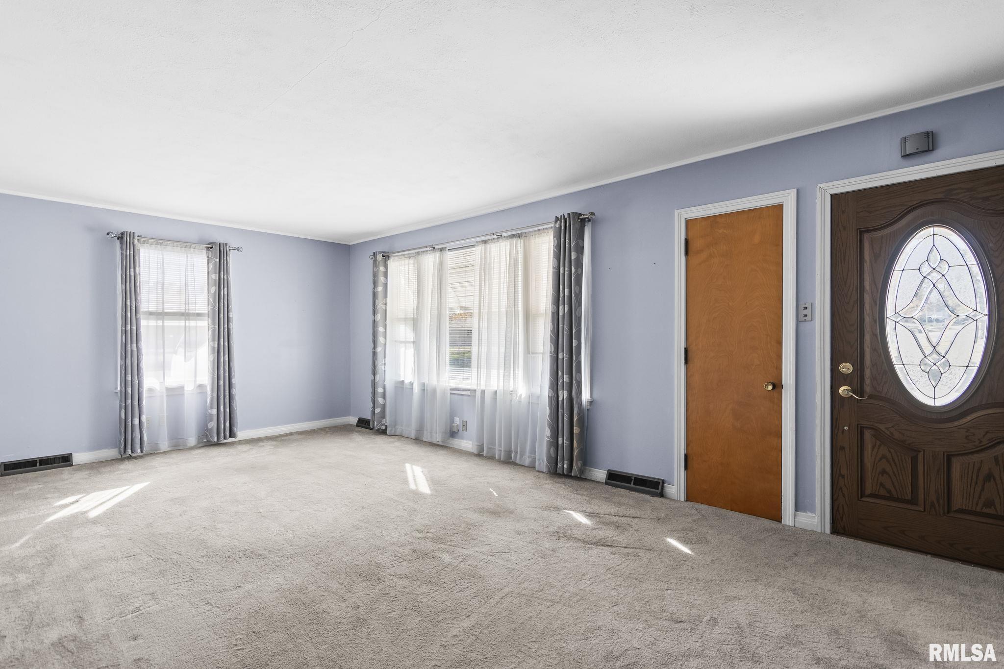 631 Chase Street Hillsboro, IL 62049 - Photo 3 of 32