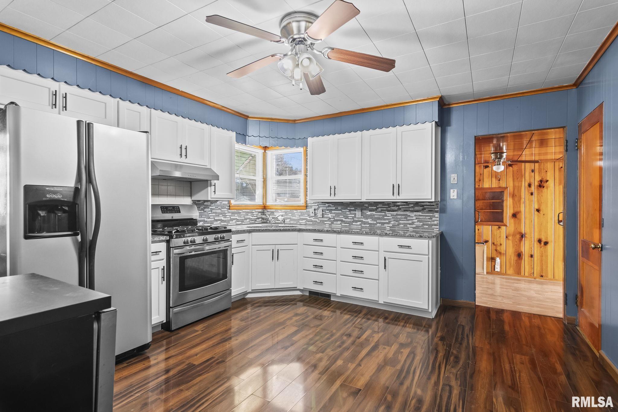 631 Chase Street Hillsboro, IL 62049 - Photo 8 of 32