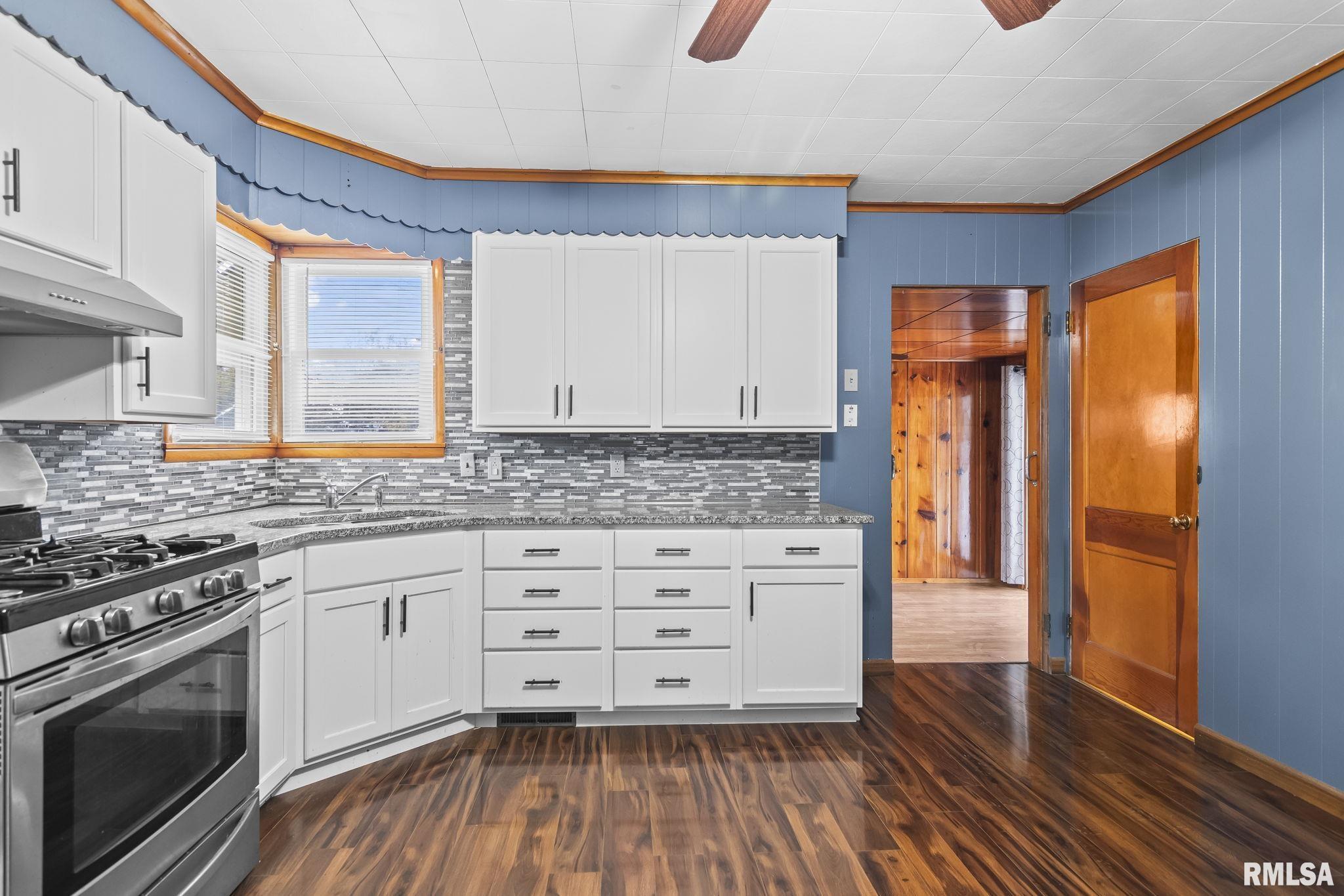 631 Chase Street Hillsboro, IL 62049 - Photo 9 of 32