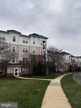 $2,535 | 3810 Lightfoot Street, Unit 206, Chantilly, VA 20151