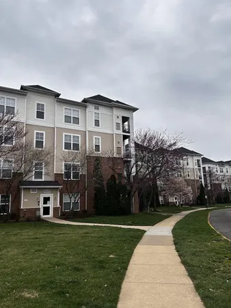 $2,535 | 3810 Lightfoot Street, Unit 206, Chantilly, VA 20151