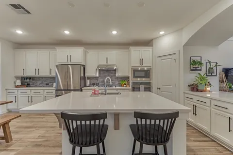 $472,000 | 530 West Cascade Heights Drive, Montgomery, TX 77316
