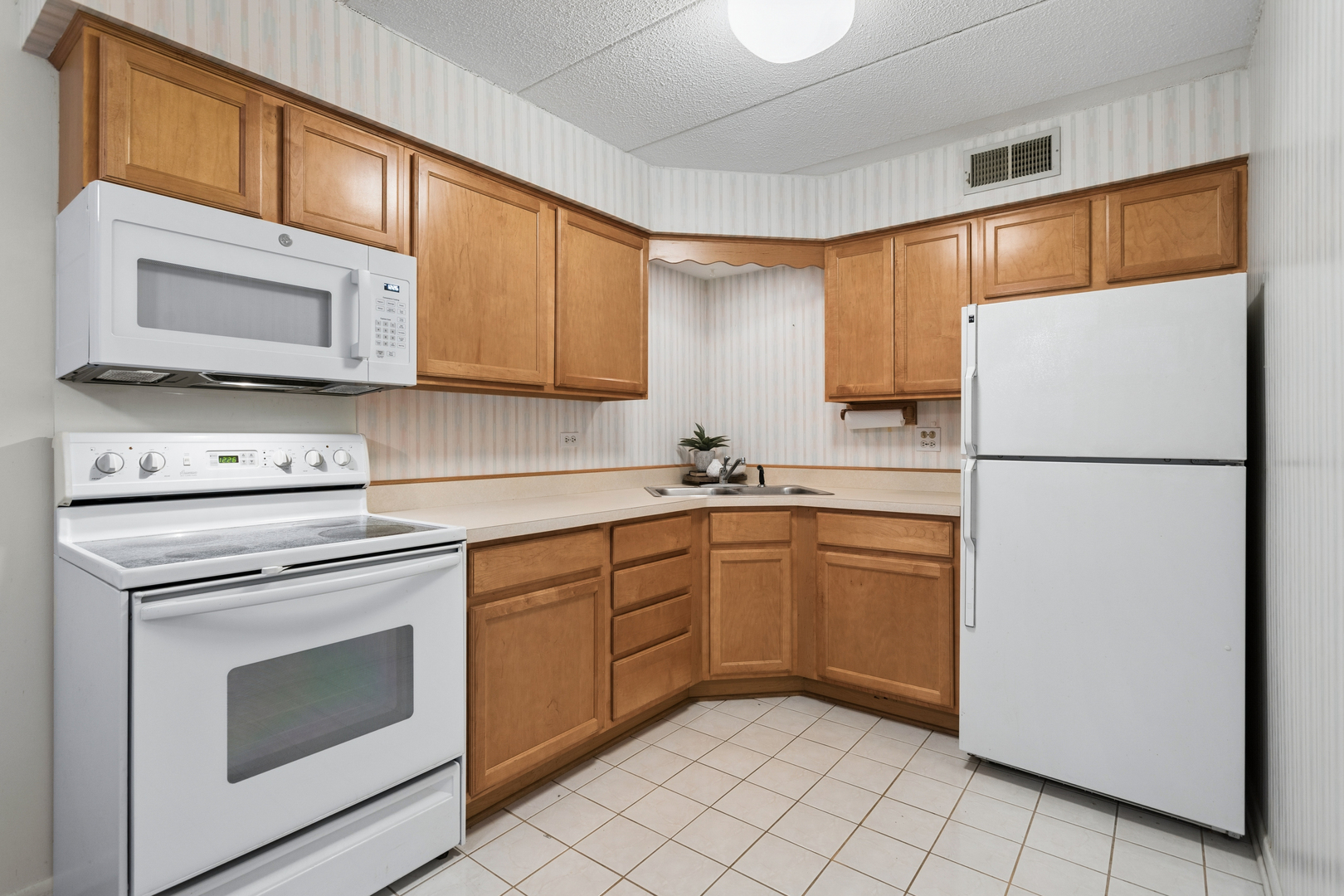 550 Timber Ridge Drive, Unit 204C Carol Stream, IL 60188 - Photo 4 of 17