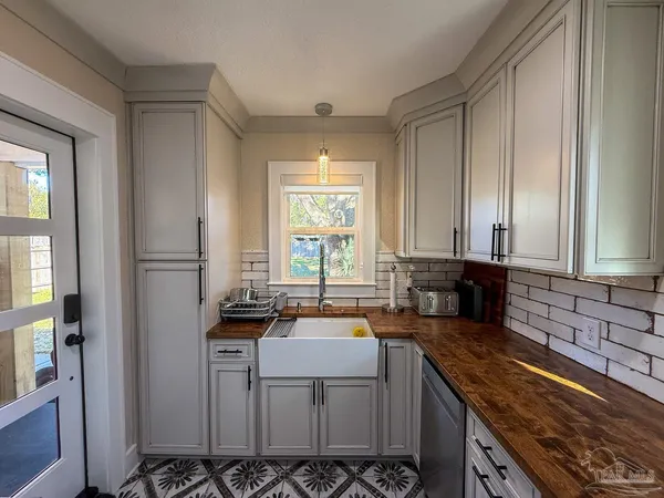 $1,900 | 224 North M Street, Pensacola, FL 32502