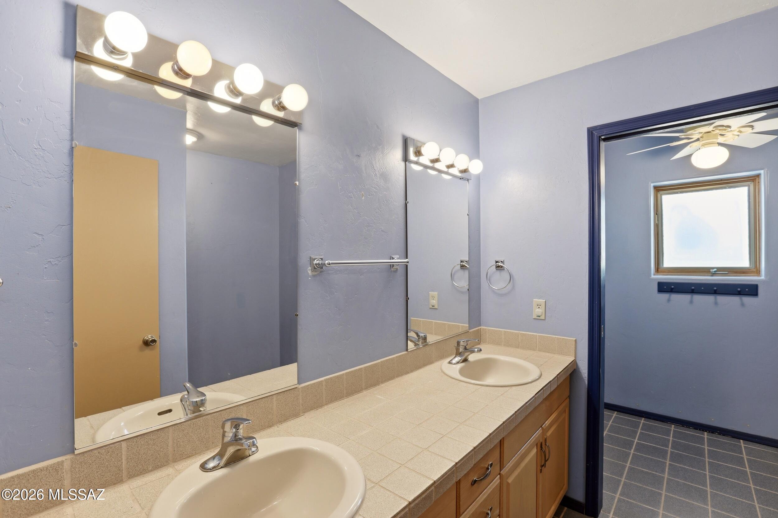 10855 West Mile Wide Road Tucson, AZ 85743 - Photo 32 of 47 Shared Bathroom