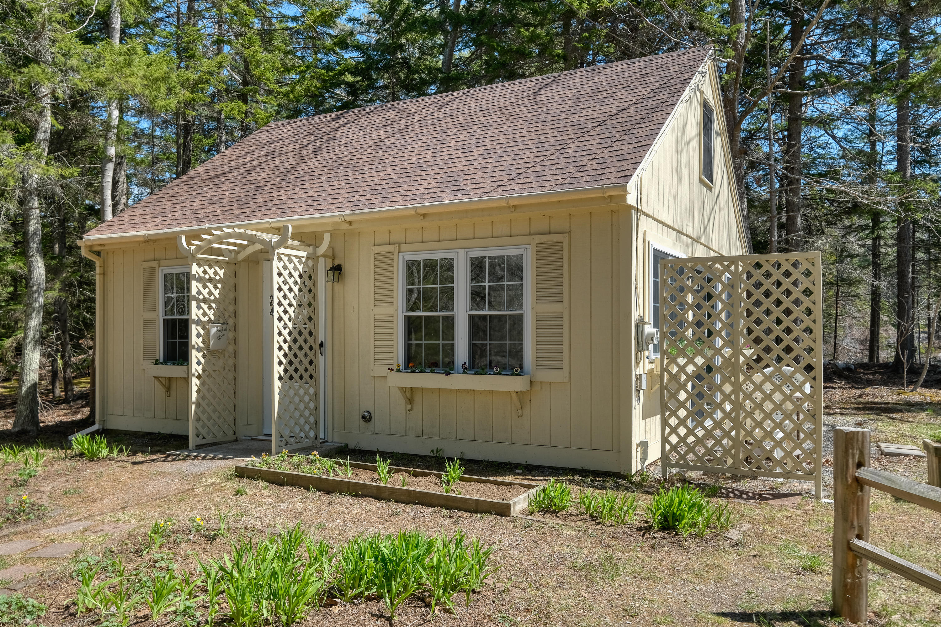 24 Hiawatha Road East Boothbay, ME 04544 - Photo 3 of 33 20210427_24_Hiawatha_8567