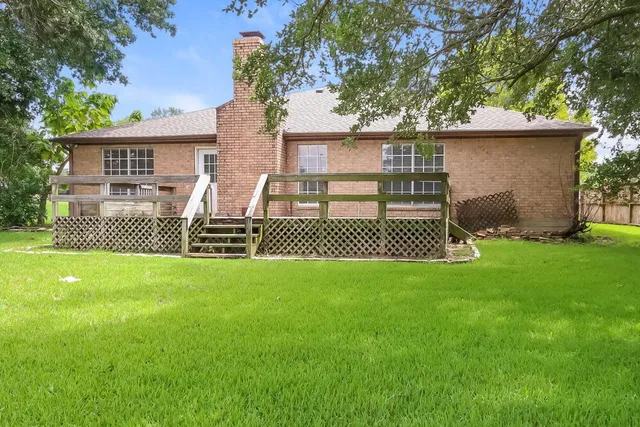a view of a house with a backyard