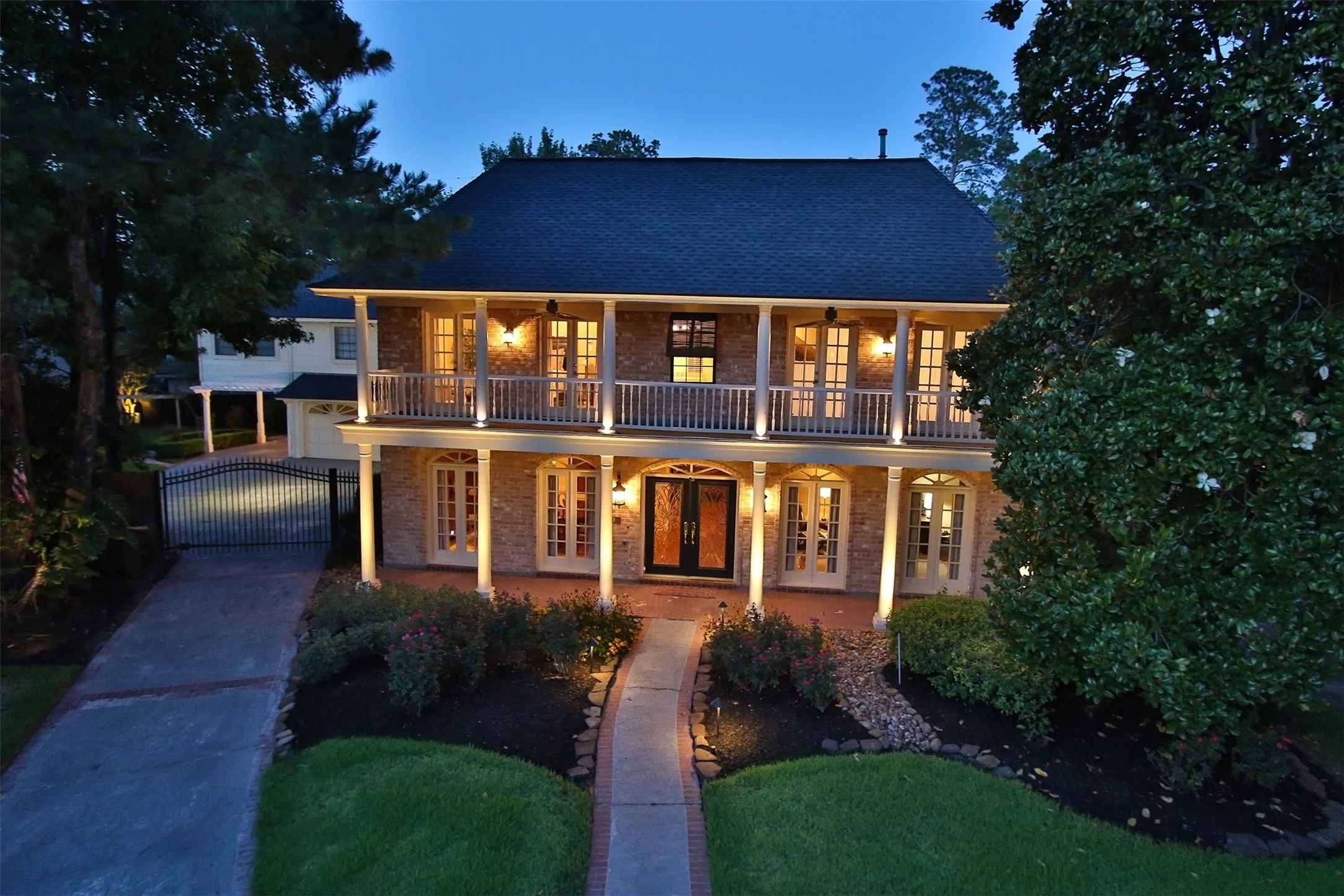 STUNNING SOUTHERN PLANTATION STYLE WITH GORGEOUS CURB APPEAL 
offers more than great curb appeal. Inside the house is appointed with beautifully detailed moldings around the windows in the formal living and dining room.